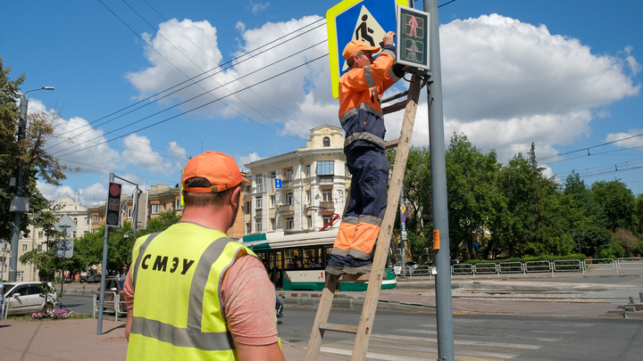 Челябинская мэрия заключила контракт на 967 миллионов на обслуживание дорожных знаков и светофоров