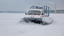 Сибиряк застрял во льду ногой на Обском водохранилище — его вытаскивали спасатели МЧС
