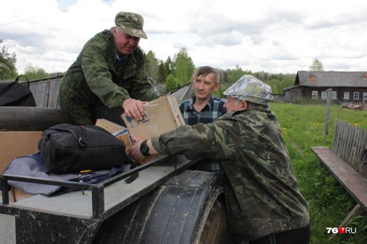 Почтальон помогает жителям деревень Почтальон помогает жителям деревень