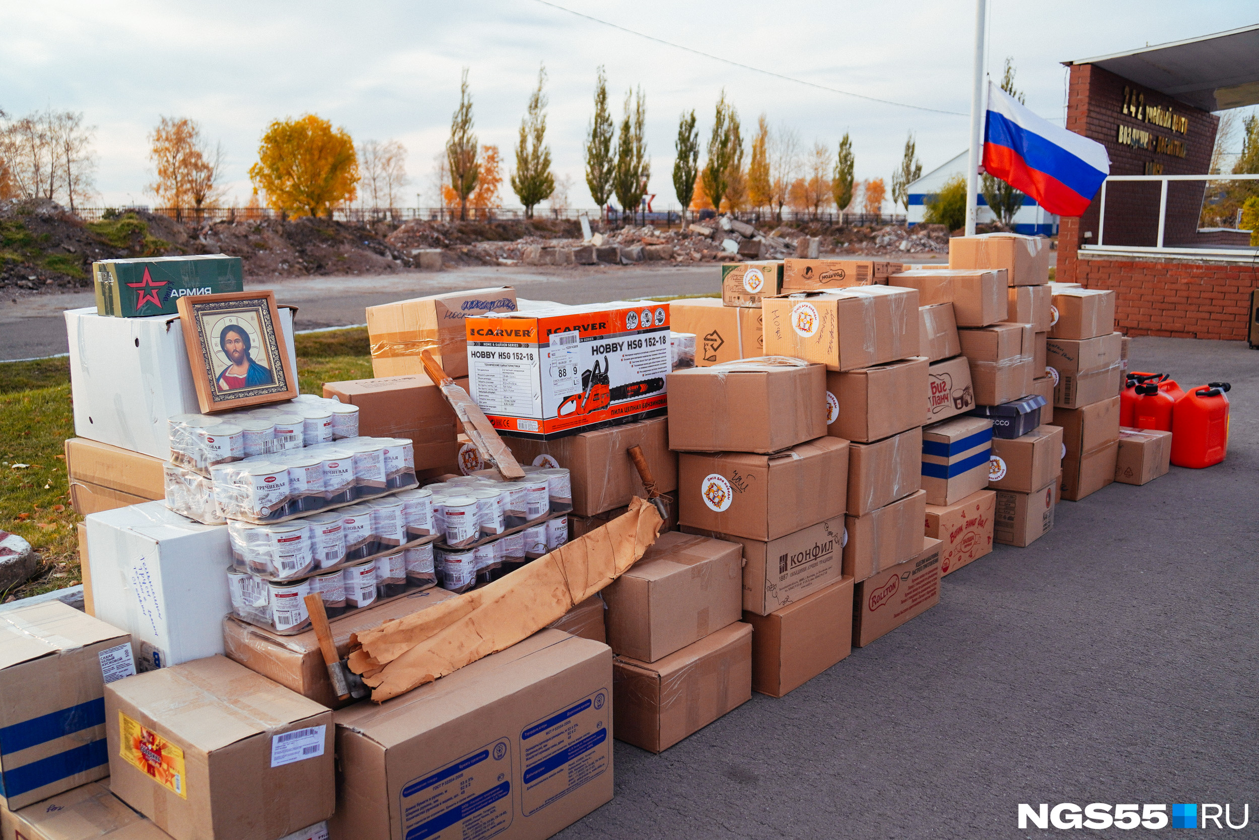 Жители поселка Иртышского собрали несколько тонн гуманитарной помощи