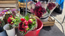 Цветочный сезон: на площади Калинина начали продавать пионы и люпины — цена букета зависит от покупателя