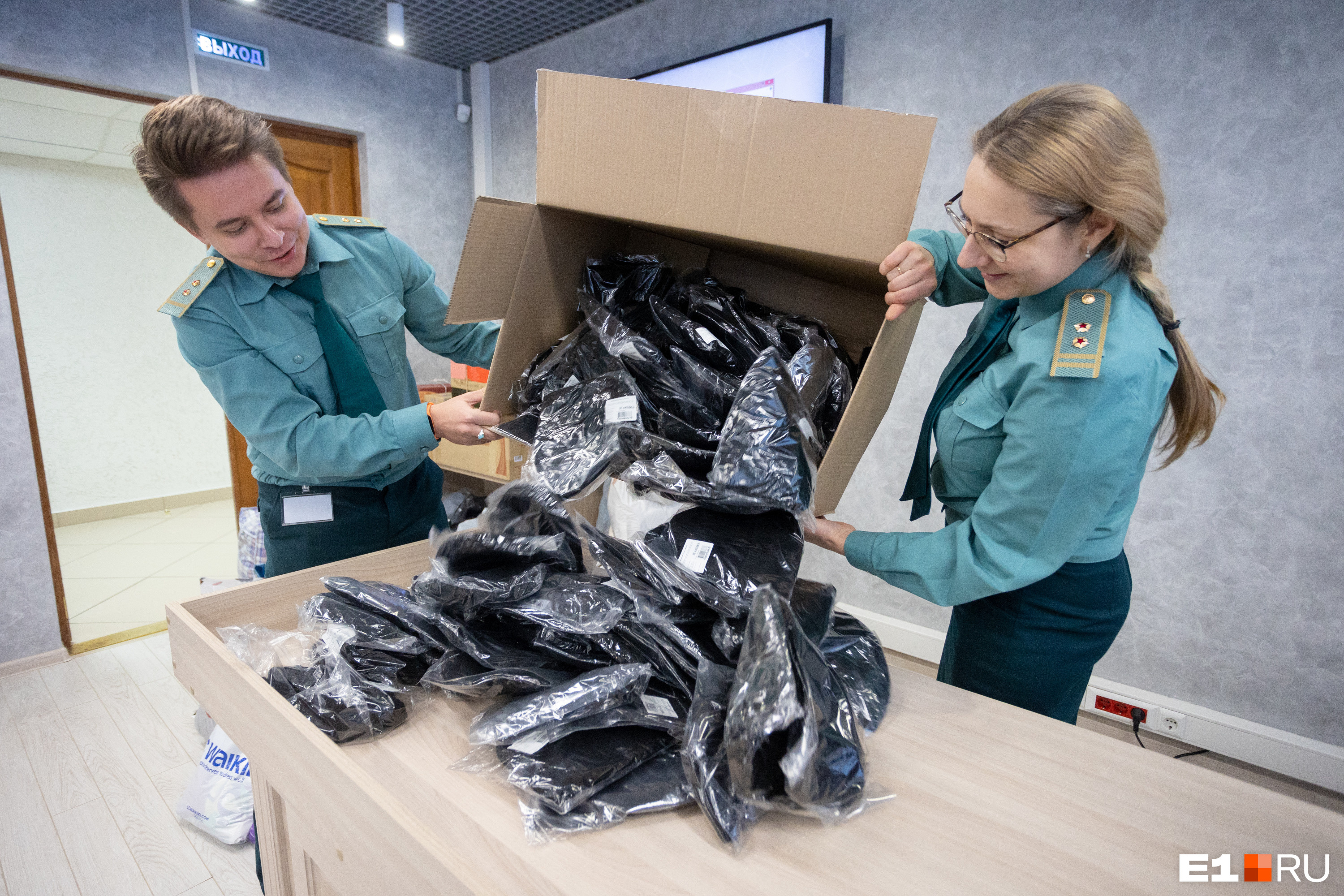 Уральские таможенники собрали сотни комплектов перчаток и термобелья для мобилизованных