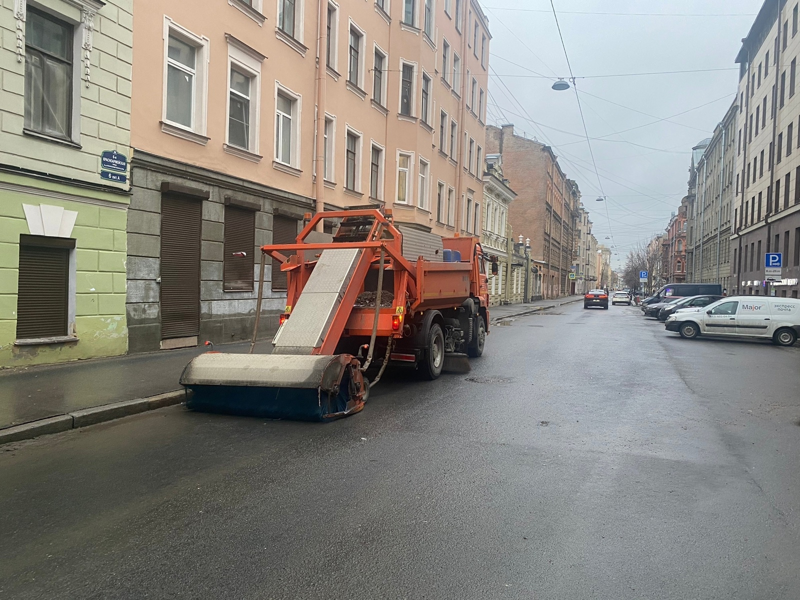 Оттепель в Петербурге заставила коммунальщиков хорошенько посолить дороги. За сутки ушло почти 500 тонн