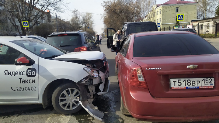 Три машины столкнулись у остановки «Республиканская» в Нижнем Новгороде