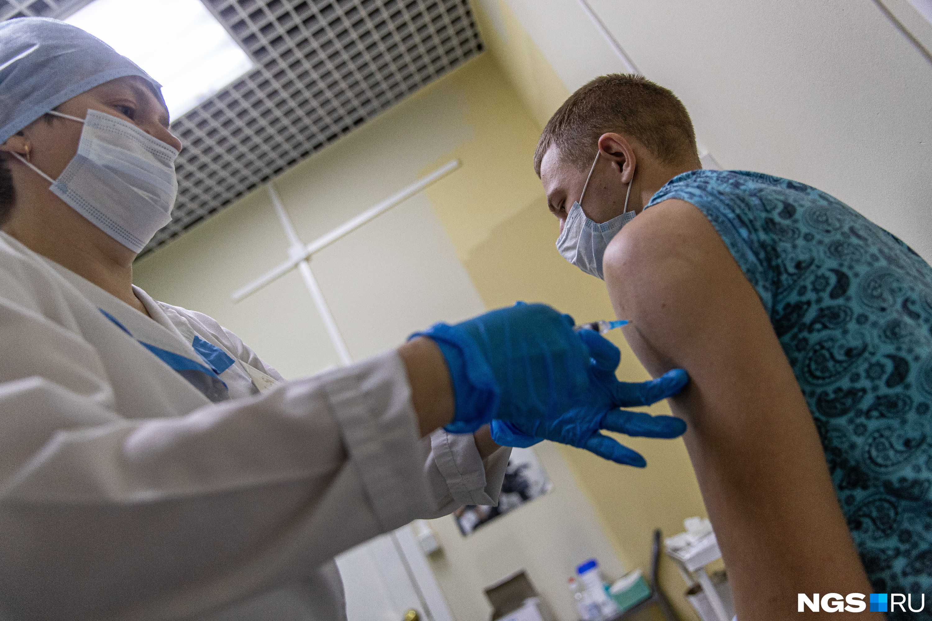 Если ранее использовали и другие вакцины, помимо «Спутника», то сейчас в России фактически остается только он