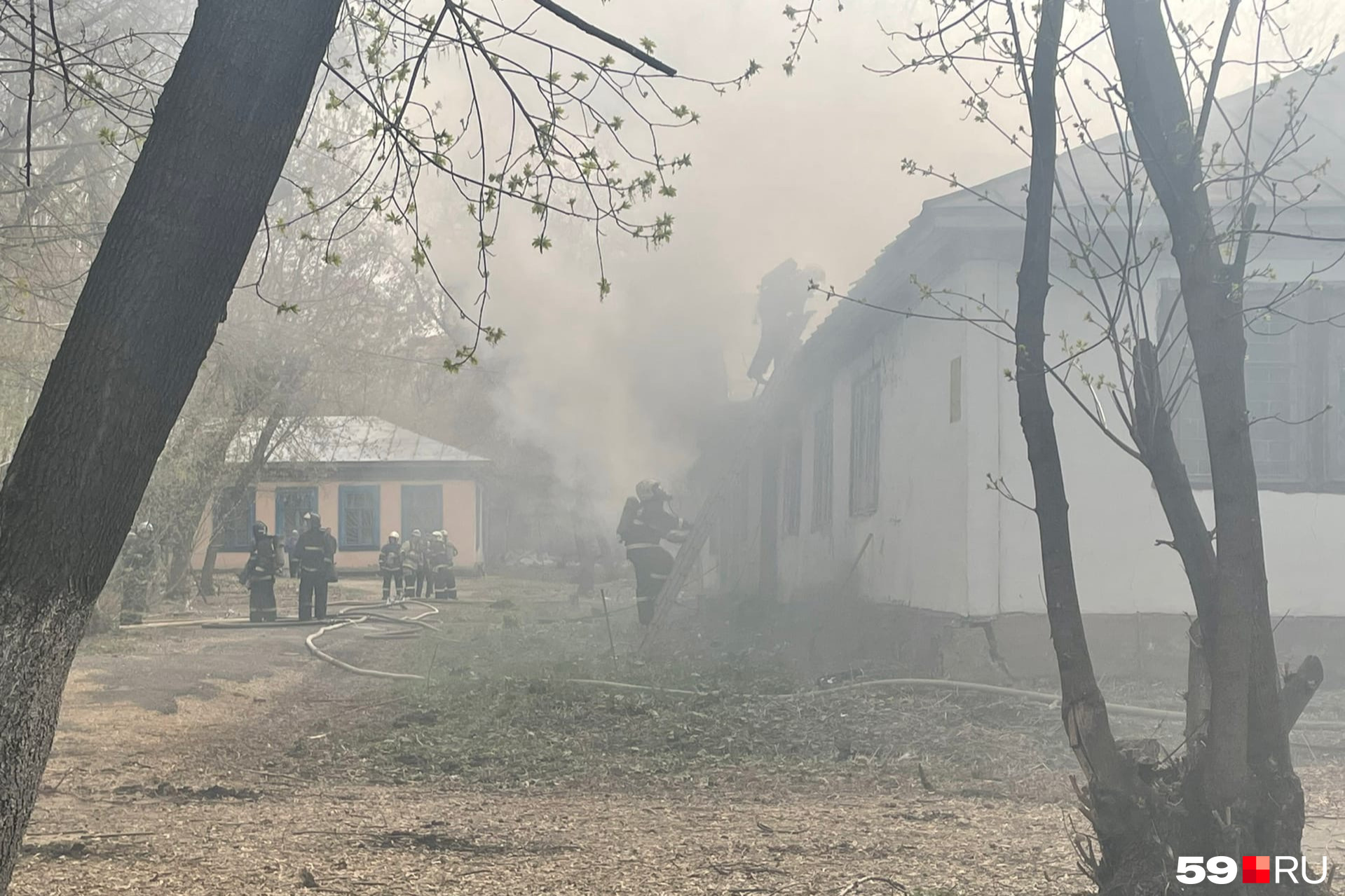 Видно, что у корпуса дымится крыша Видно, что у корпуса дымится крыша