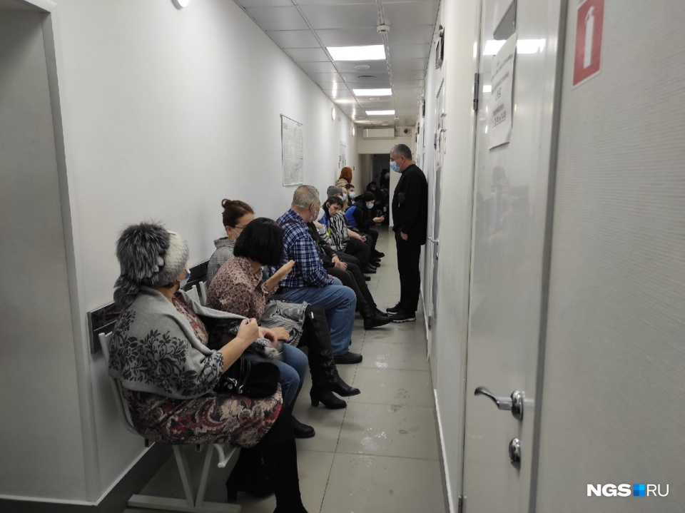 Пациенты с ОРВИ в очереди к терапевту поликлиники <nobr>№ 16</nobr> на Римского-Корсакова