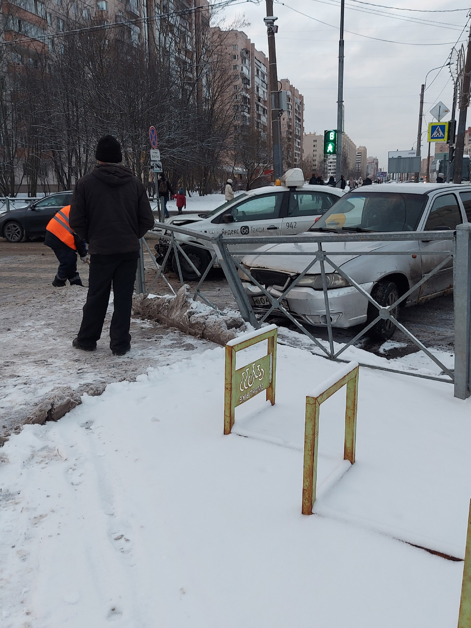 Белые машины на белом снегу. Сколько «одноцветных» аварий было в Петербурге  за день | 04.01.2023 | Санкт-Петербург - БезФормата