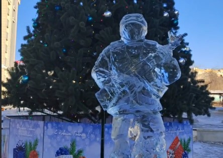 Ледяную фигуру солдата поставили на Театральной площади в Чите