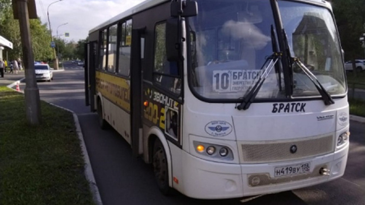 Пенсионерка выпала из автобуса в Братске: у транспортного средства внезапно открылась задняя дверь