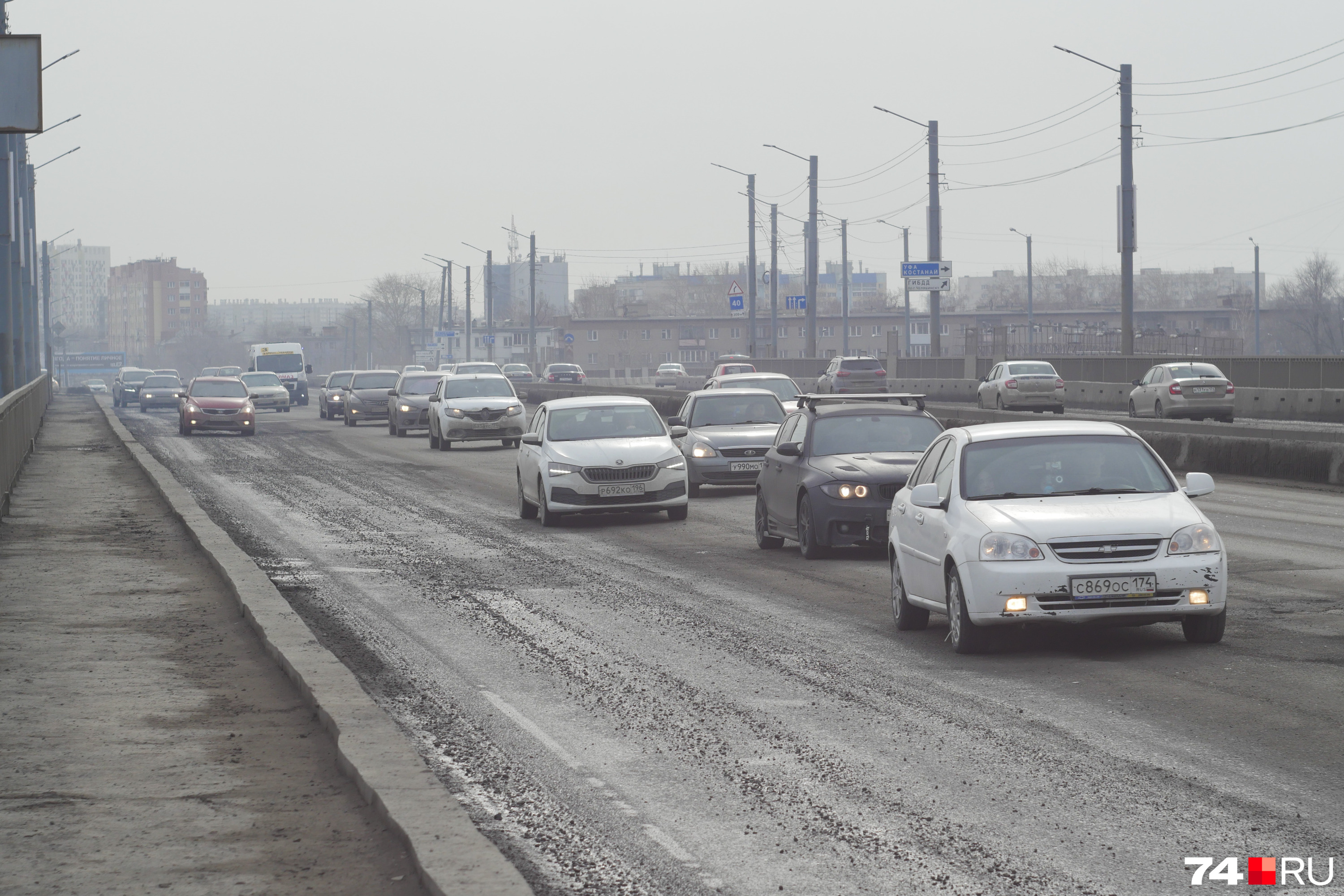 Автомобилисты медленно пробираются по ямам и кочкам Автомобилисты медленно пробираются по ямам и кочкам