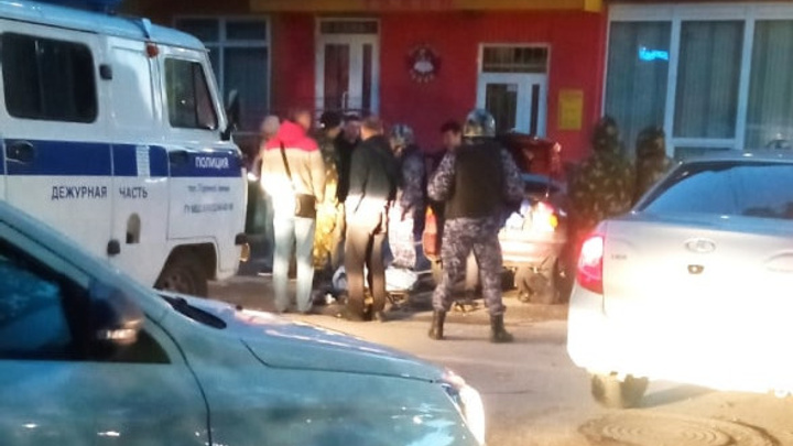 В соцсетях опубликовали видео, на котором в Перми задерживают людей с оружием. Что произошло?