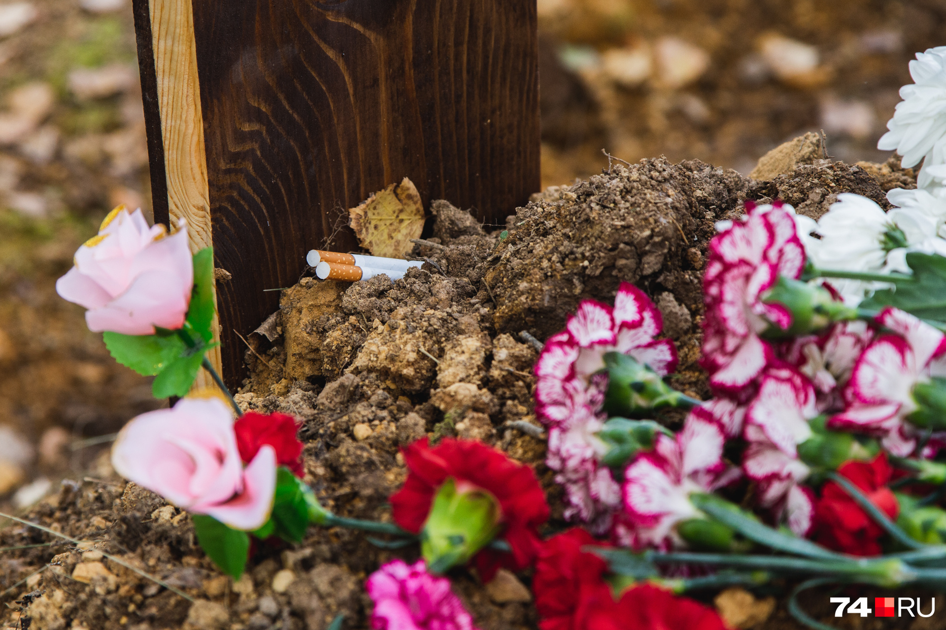 На могиле Дениса Козлова яркие цветы