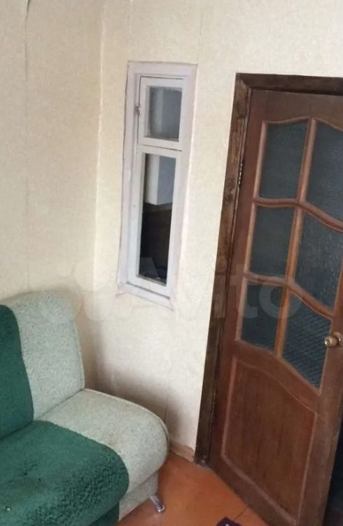 В комнате есть пластиковое окошко. Правда, не совсем понятно, куда оно ведет В комнате есть пластиковое окошко. Правда, не совсем понятно, куда оно ведет