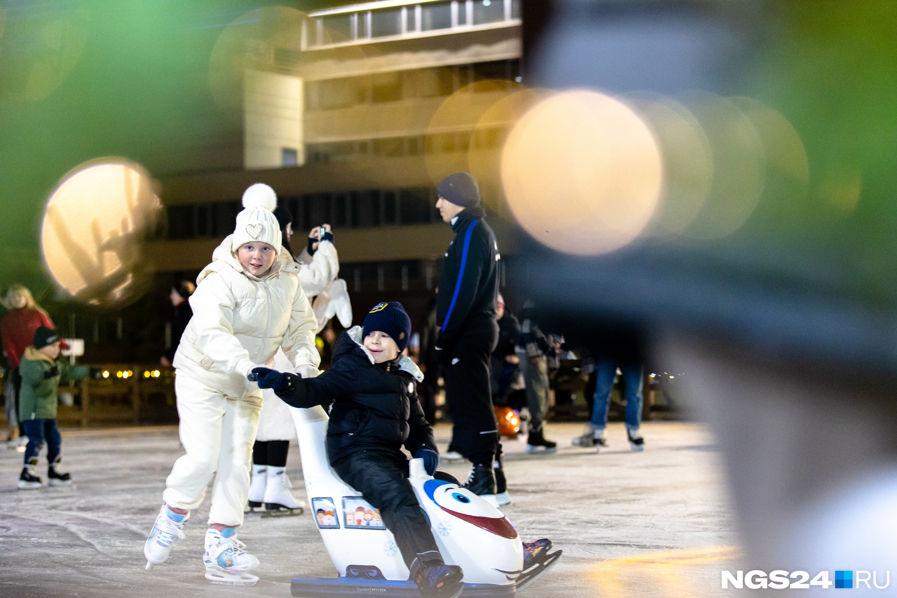 На площади есть ассистенты фигуриста, которые помогают начинающим любителям льда передвигаться без падений