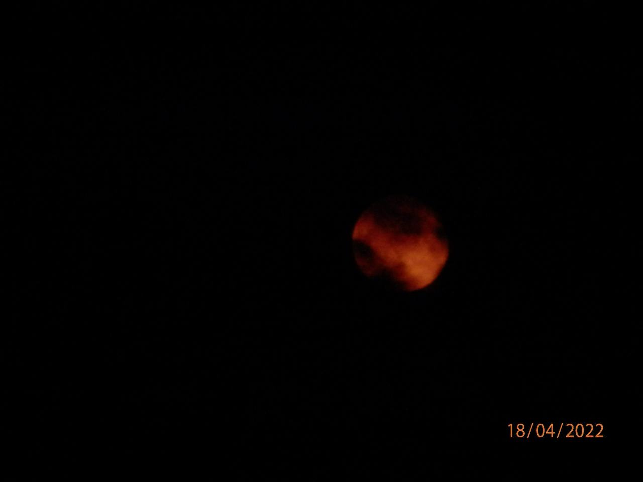 Этой ночью из-за дымки новосибирцы могли увидеть красную луну 