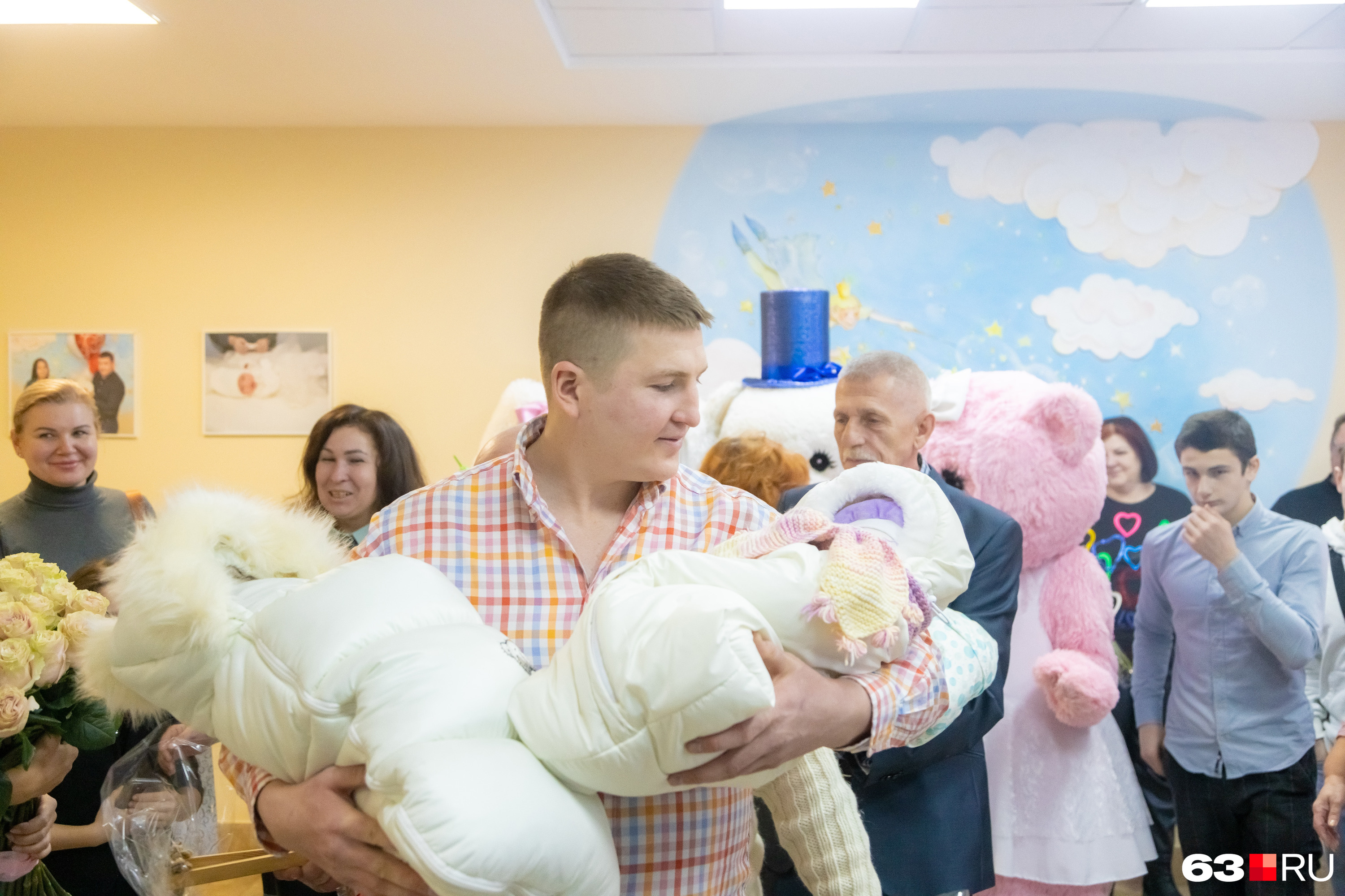 Руки только две, а деток теперь — трое Руки только две, а деток теперь — трое