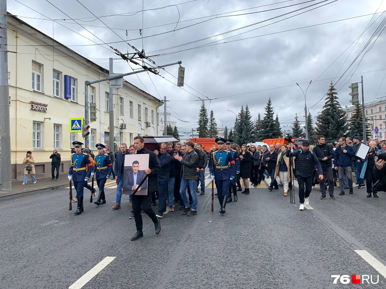 Гроб Сергея Пускепалиса несут на руках до Казанского монастыря Гроб Сергея Пускепалиса несут на руках до Казанского монастыря