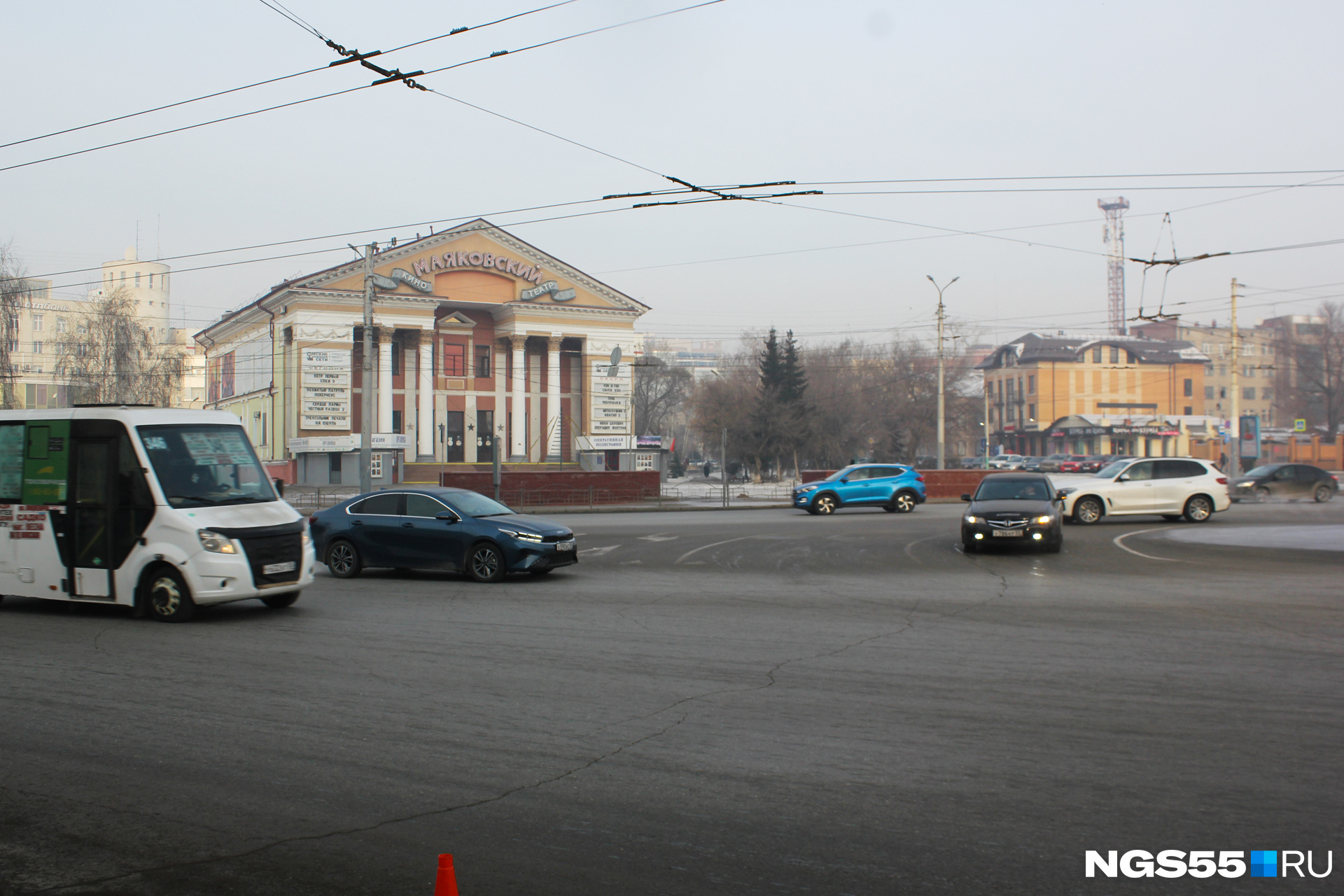 Здесь потоку от библиотеки уступать машинам слева не нужно, зато дальше будет помеха справа Здесь потоку от библиотеки уступать машинам слева не нужно, зато дальше будет помеха справа