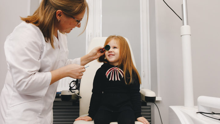 Что такое «ленивый глаз» и как понять, что ребенок стал хуже видеть: комментарии офтальмологов
