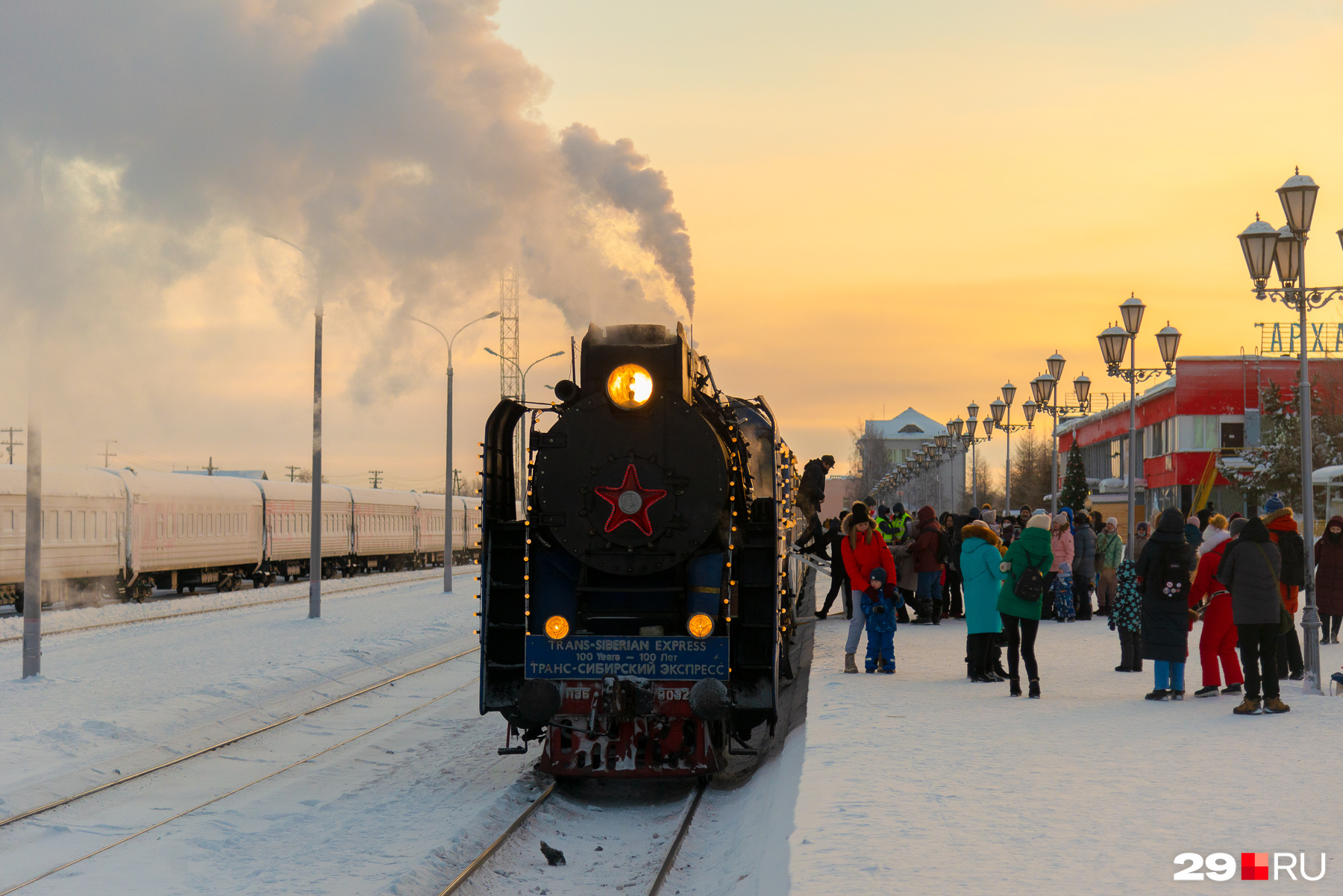 Рассмотрим поезд Деда Мороза со всех сторон. Как он выглядит внутри, <a href="https://29.ru/text/entertainment/2022/01/11/70368926/?utm_source=vk&utm_medium=social&utm_campaign=29" class="_" target="_blank">показали тут</a>