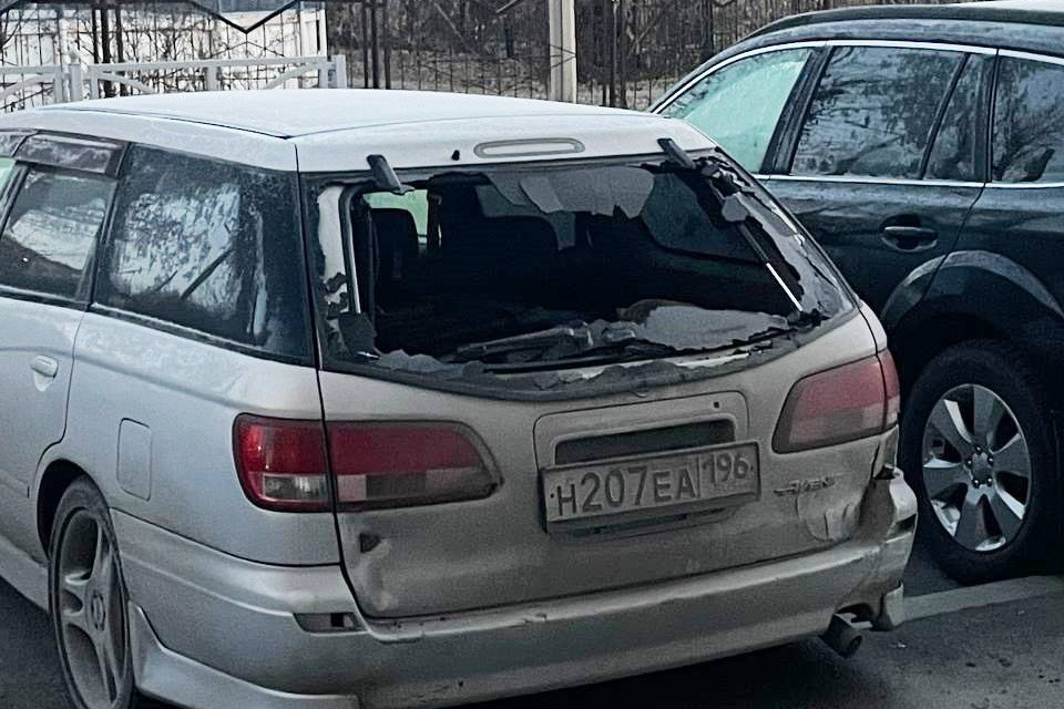 «Один и тот же человек». Появилось видео, на котором воришка с камнем обчищает машину в Екатеринбурге
