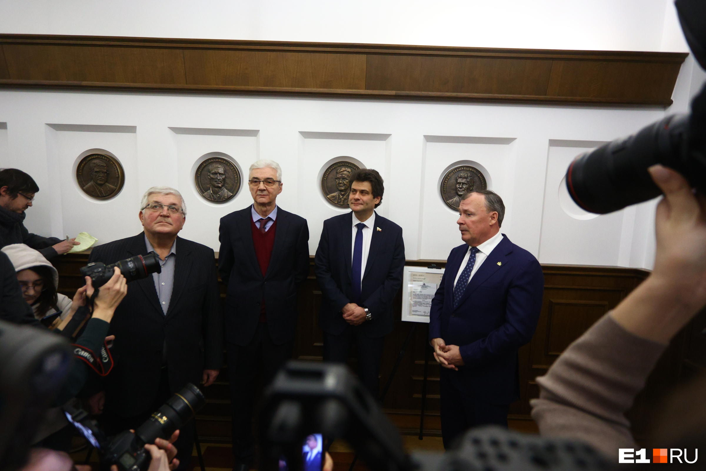 Теперь полная коллекция: в «сером доме» в галерею мэров добавили портреты Ройзмана* и Высокинского