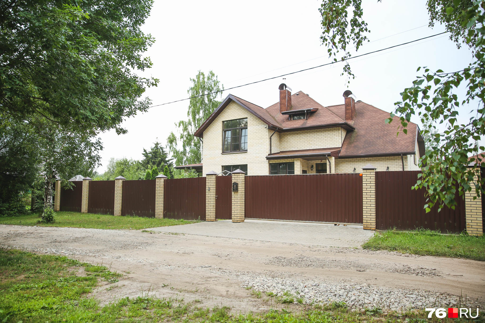 Архдейли архитектура с внутренним двориком. Современный дом 2022 одноэтажные из кирпича. Красивые дома 2022. Фасад коттеджа 2022. Современные проекты домов 2022.