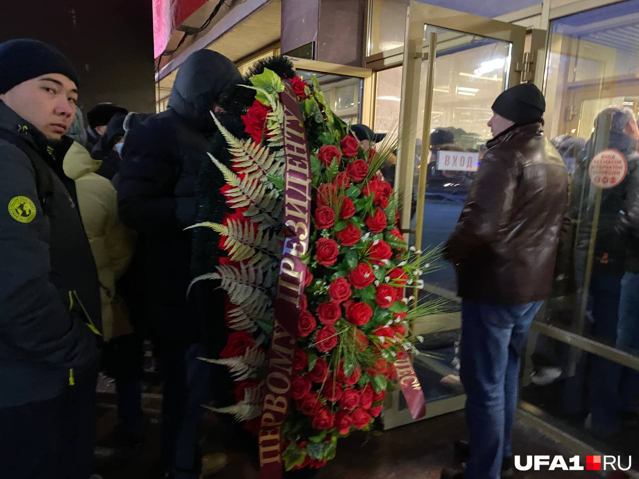 Еще не было 09:00, а горожане уже начали стягиваться к ГКЗ