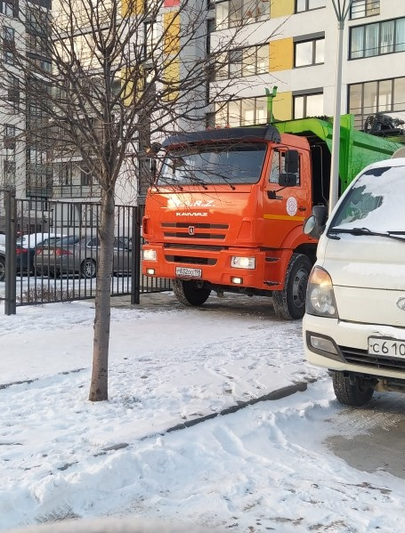КАМАЗ на тротуаре КАМАЗ на тротуаре