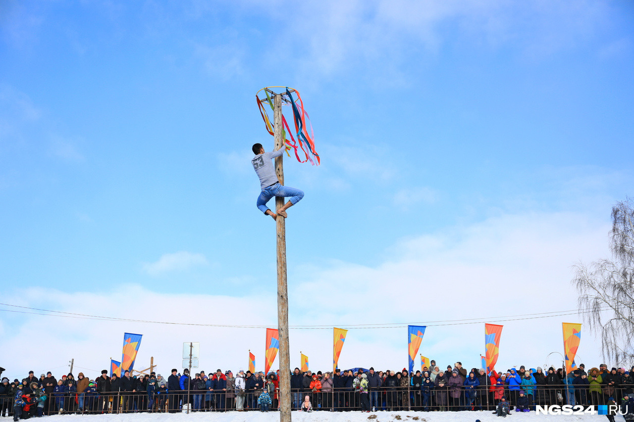 Покорить столб — традиционная народная забава, которая практикуется во время Масленицы