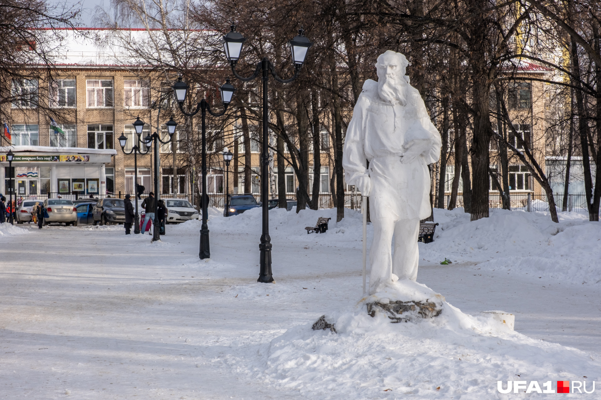 Сквер выпускников, памятник Льву Толстому