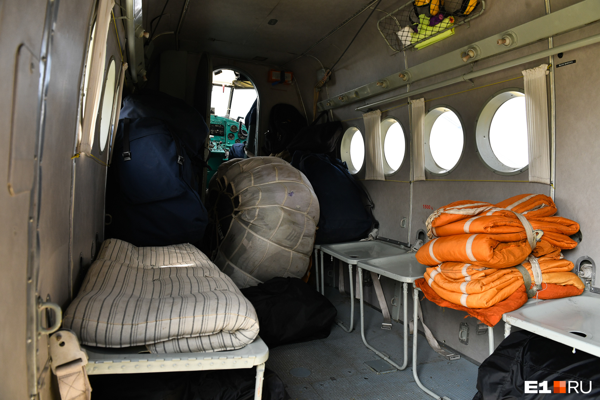 Загрузка салона Ан-2 всем необходимым Загрузка салона Ан-2 всем необходимым