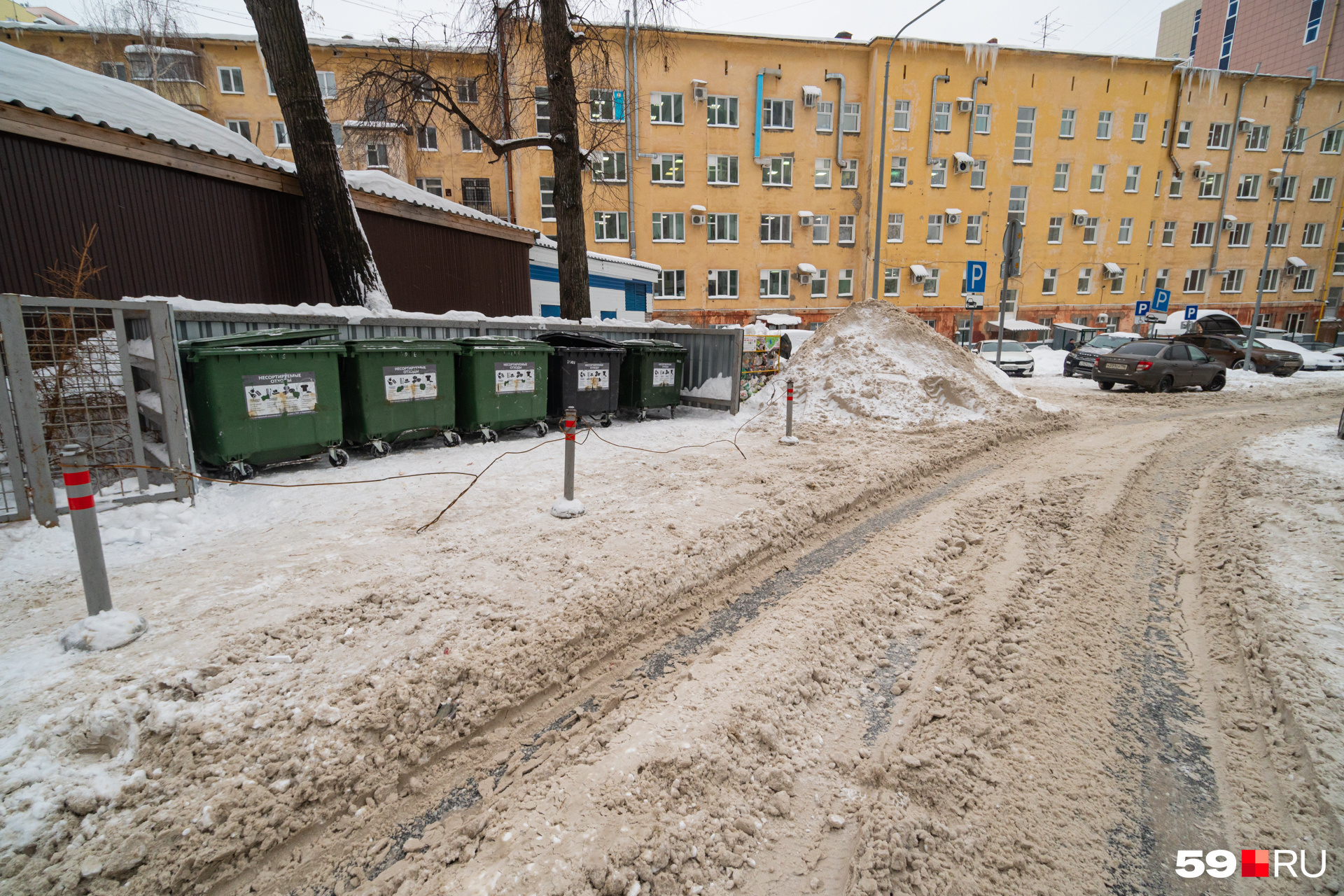 Около мусорки — небольшая кучка снега, кто ее туда отвез — неизвестно