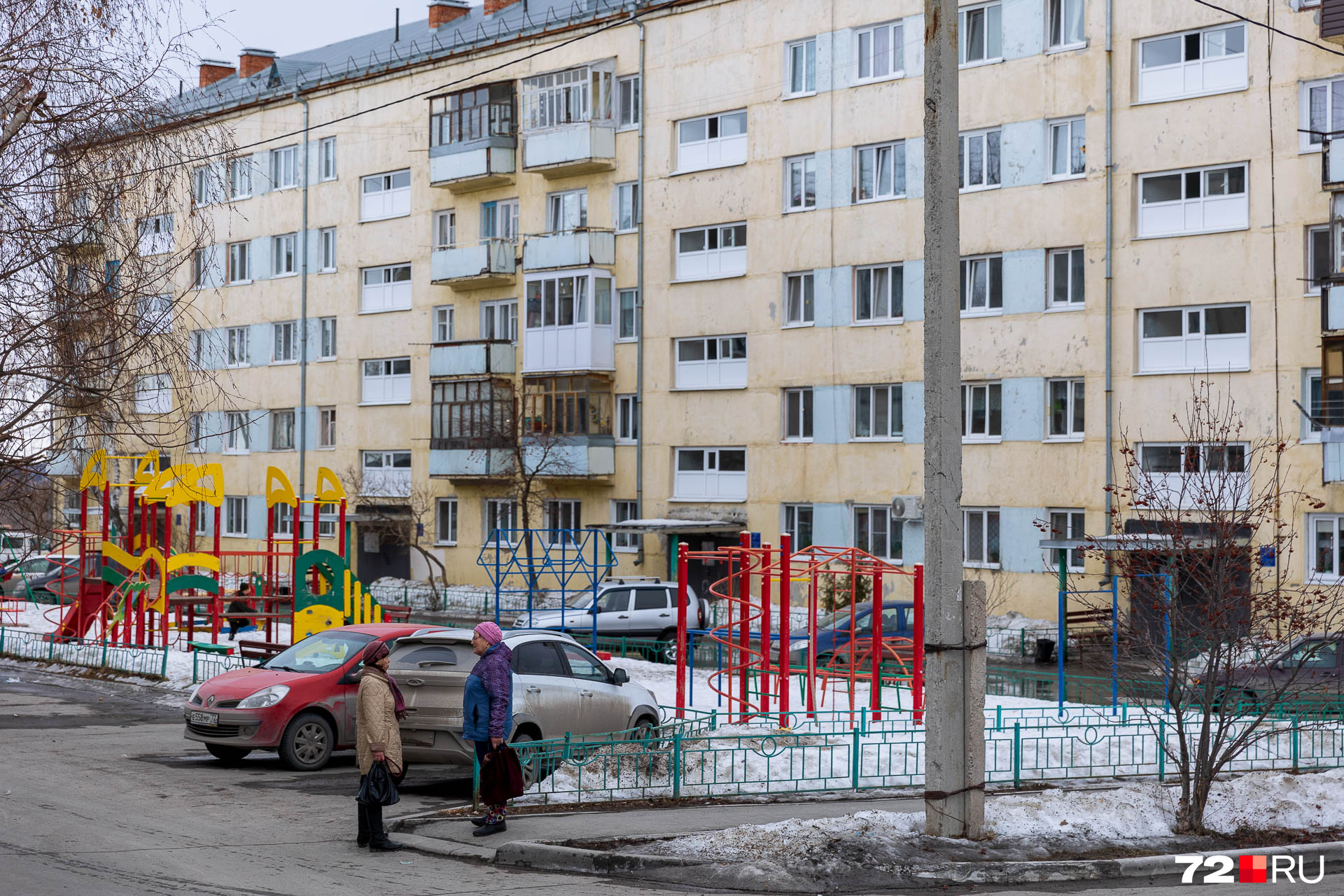 Куда не пойдешь, везде можно встретить компании бабушек, занятых беседой. Они даже сидят на лавочках: как в старые добрые времена Куда не пойдешь, везде можно встретить компании бабушек, занятых беседой. Они даже сидят на лавочках: как в старые добрые времена