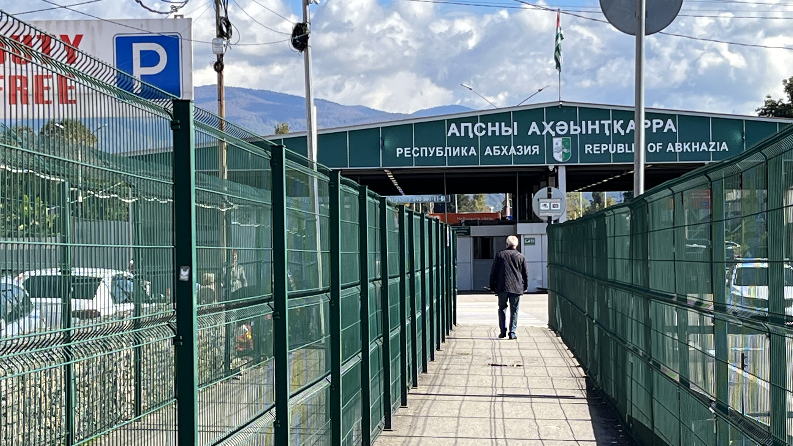 Проход пассажиров экскурсионных автобусов через российско-абхазскую границу этим летом обещают упростить