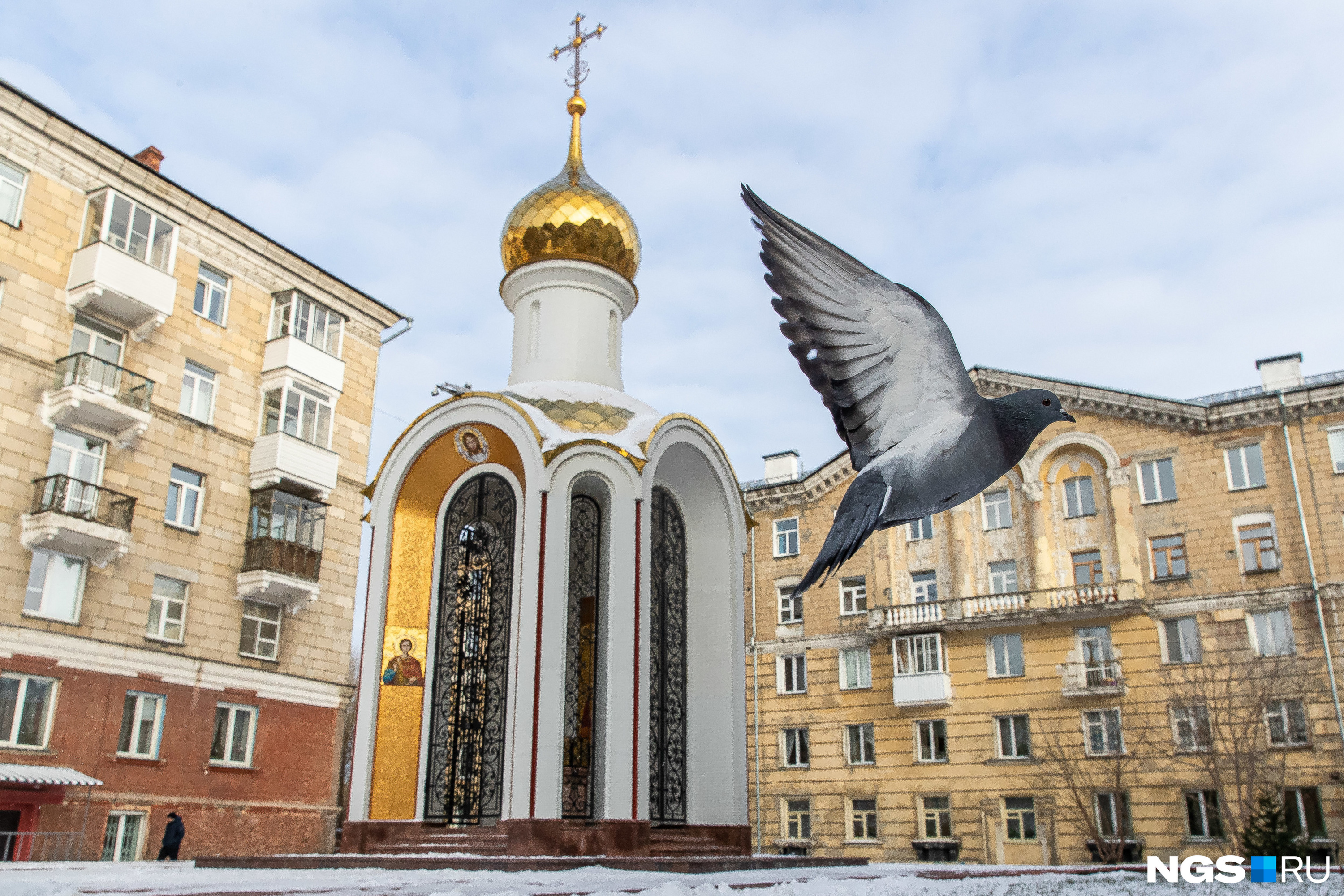 где можно набрать святой. крещение в 16-м микрорайоне храм. раздача крещенской воды. набирает воду. набрать крещенской воды.