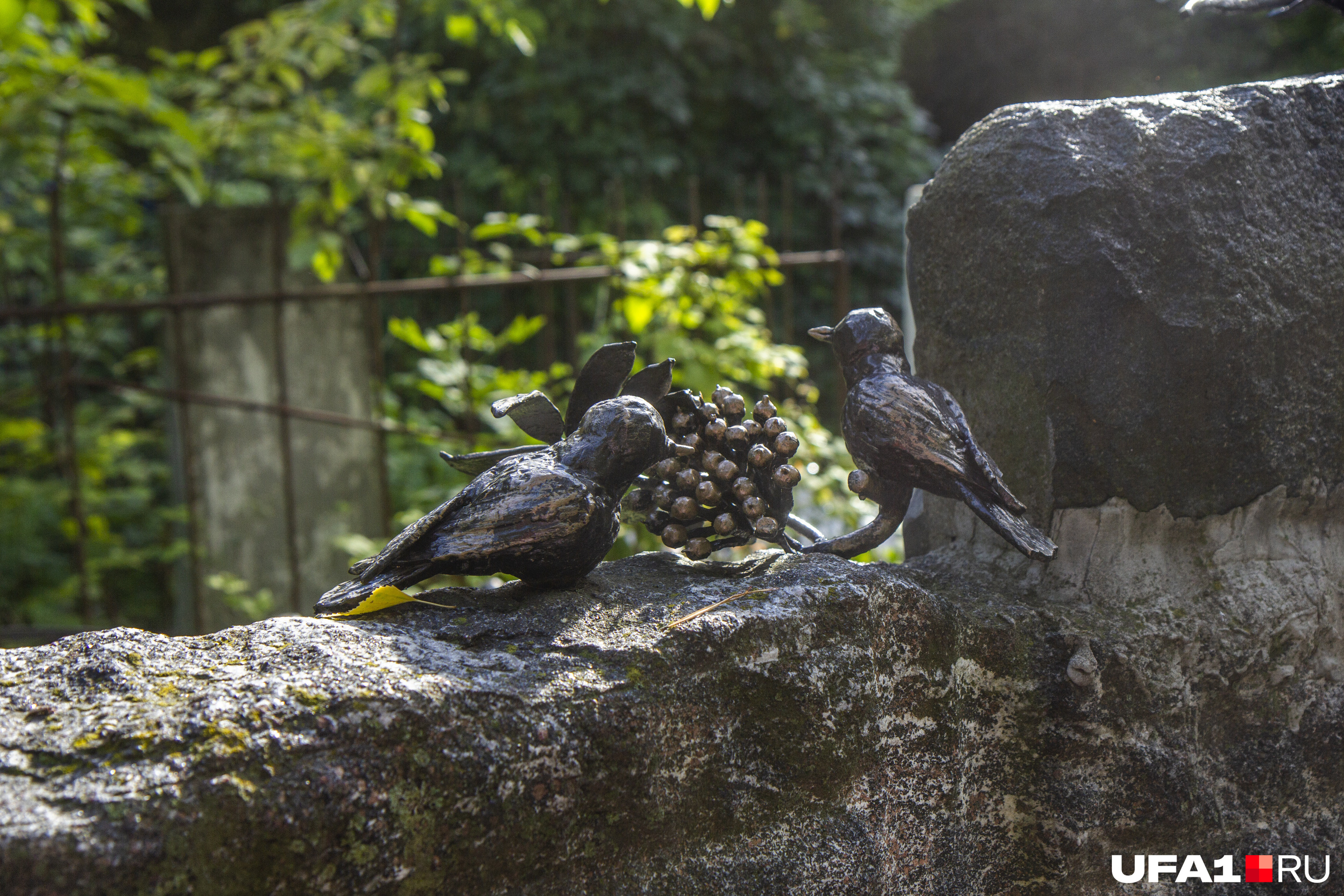 Скульптуры в виде птичек установлены на могиле на одном из кладбищ Уфы
