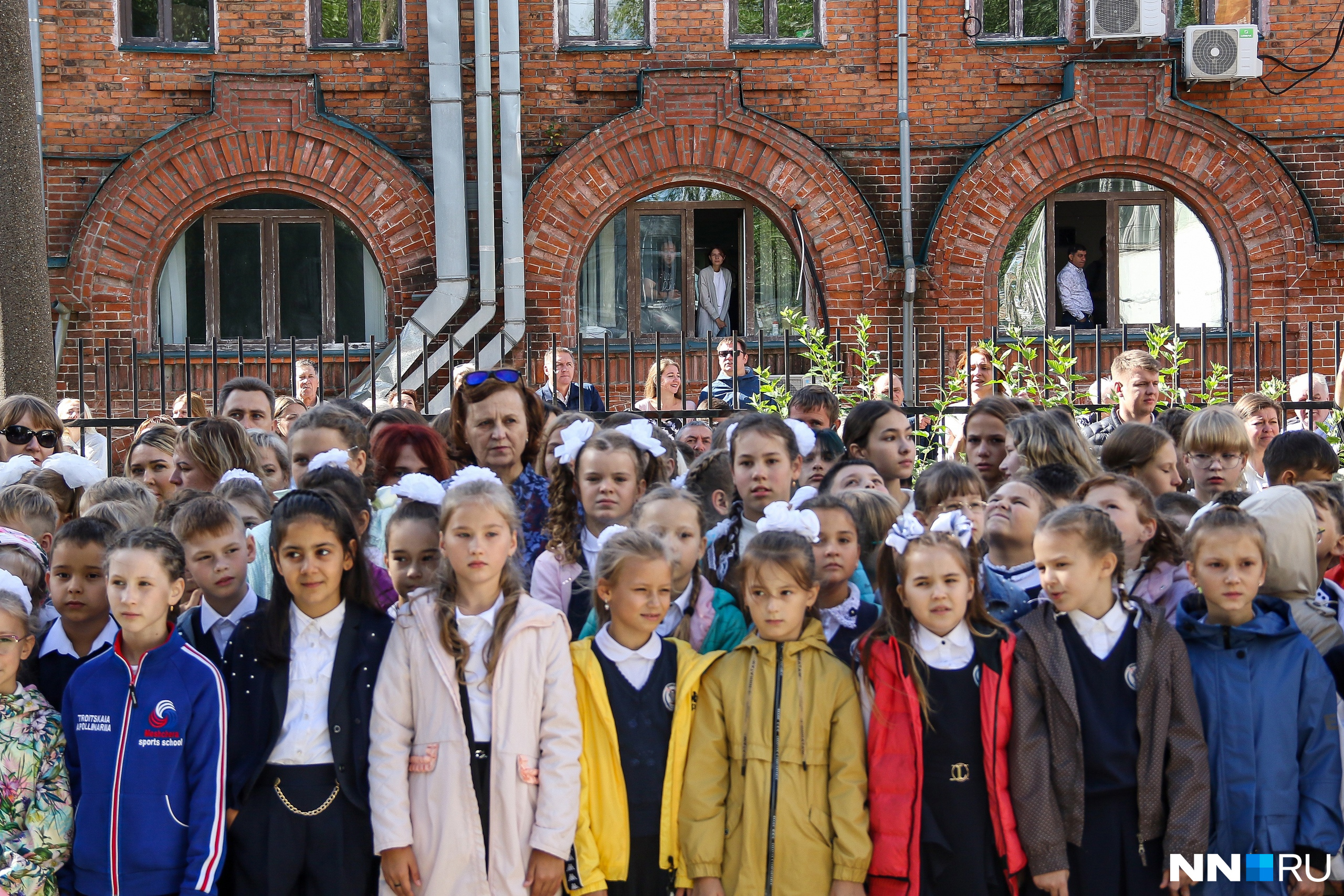 Школьники нижнего новгорода. Интересная школа. Школа фото. Гимназия. Линейка 1 сентября 2022 гимназия.