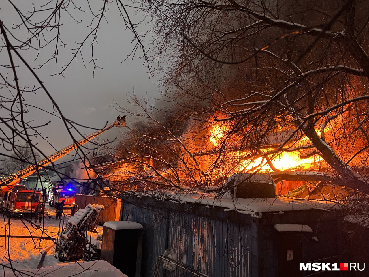 Пожар в новый год. Пожары и взрывы. Пожар в новой Москве вчера. Пожар на складе Мачелюка. Цветочный сгорел