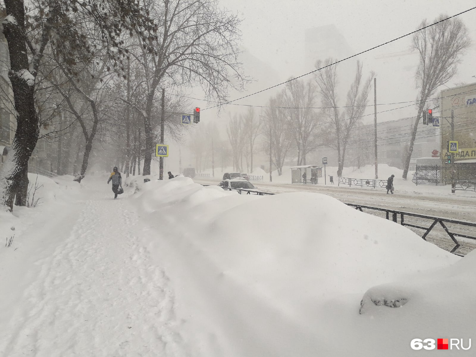 Город замело. Метель в городе. Метель в городе фото. Метель в Самаре. Вьюга в городе.