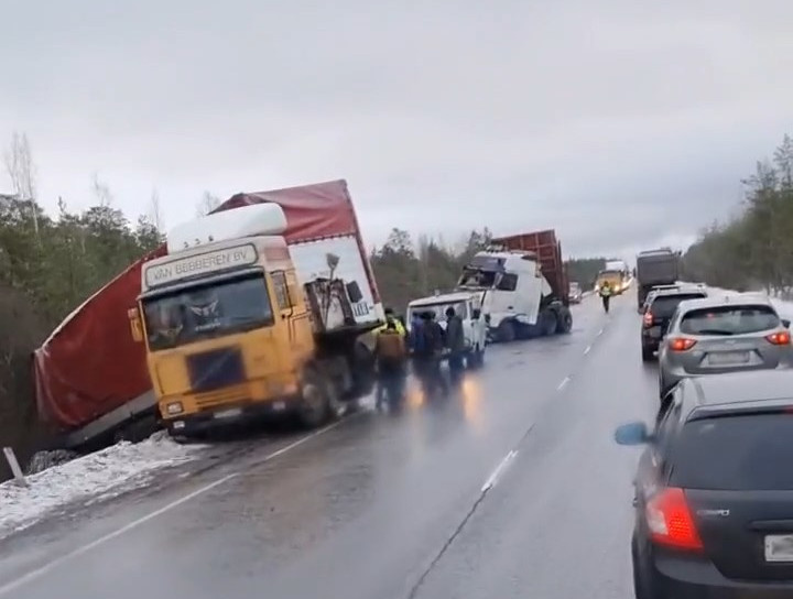 Три большегруза сошлись на Киевском шоссе под Мшинской. Транспорт перепускают по очереди