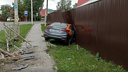 Каршеринговый автомобиль сломал ограждение и въехал в забор в Бердске