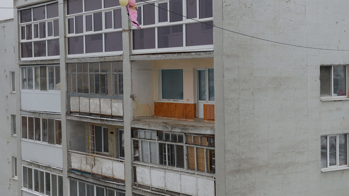 Кузбасский человек-паук: спасатели сняли буйного мужчину с балкона дома