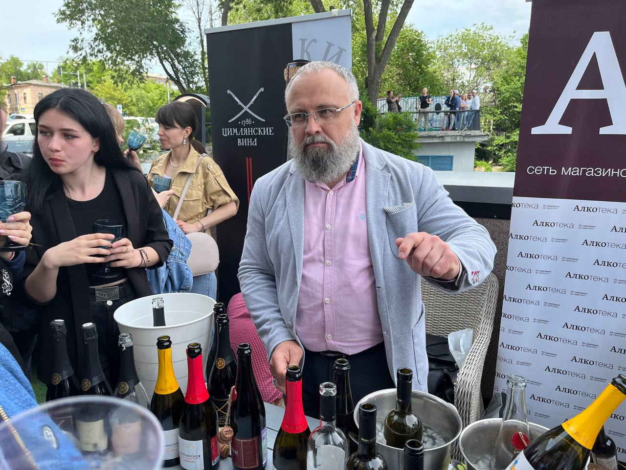 Дмитрий Радаев отвечал на вопросы, одновременно угощая ростовчан Дмитрий Радаев отвечал на вопросы, одновременно угощая ростовчан