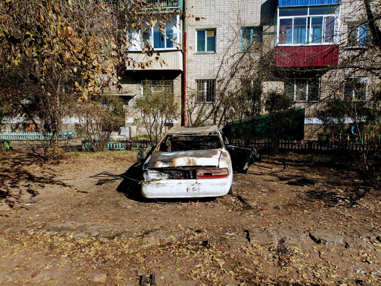 Иномарка сгорела во дворе многоэтажки в Чите на улице Анохина в октябре  2022 г. - 10 октября 2022 - ЧИТА.ру