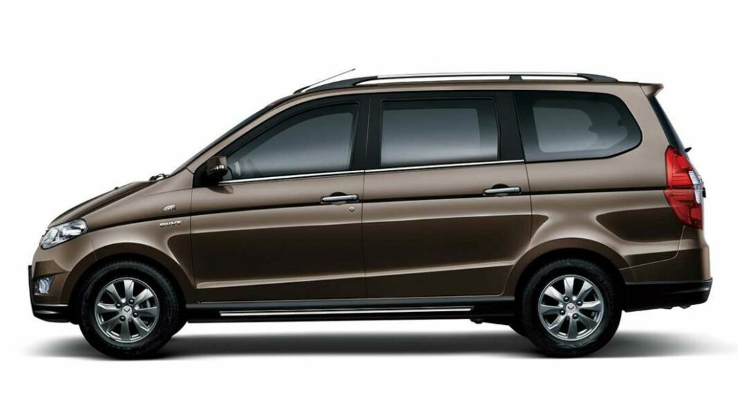 Wuling Hongguang S — далеко не образец стиля, но автомобиль практичный. В Китае он пользуется бешеной популярностью и расходится тиражами до 750 тысяч машин в год Wuling Hongguang S — далеко не образец стиля, но автомобиль практичный. В Китае он пользуется бешеной популярностью и расходится тиражами до 750 тысяч машин в год