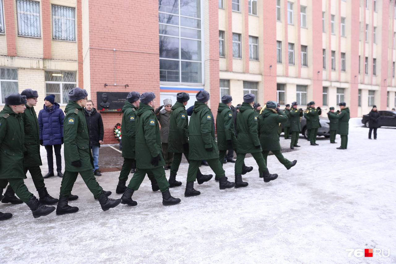 В завершение праздника курсанты прошли строевым шагом в память о герое В завершение праздника курсанты прошли строевым шагом в память о герое