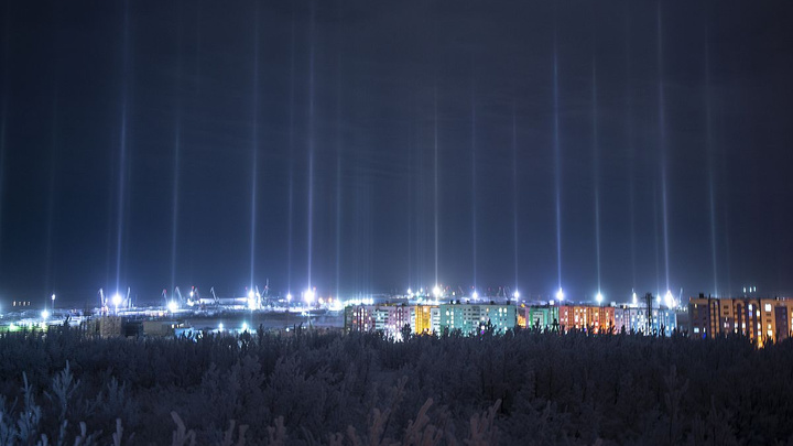 В Дудинке фотограф запечатлел необычное оптическое явление — световые столбы