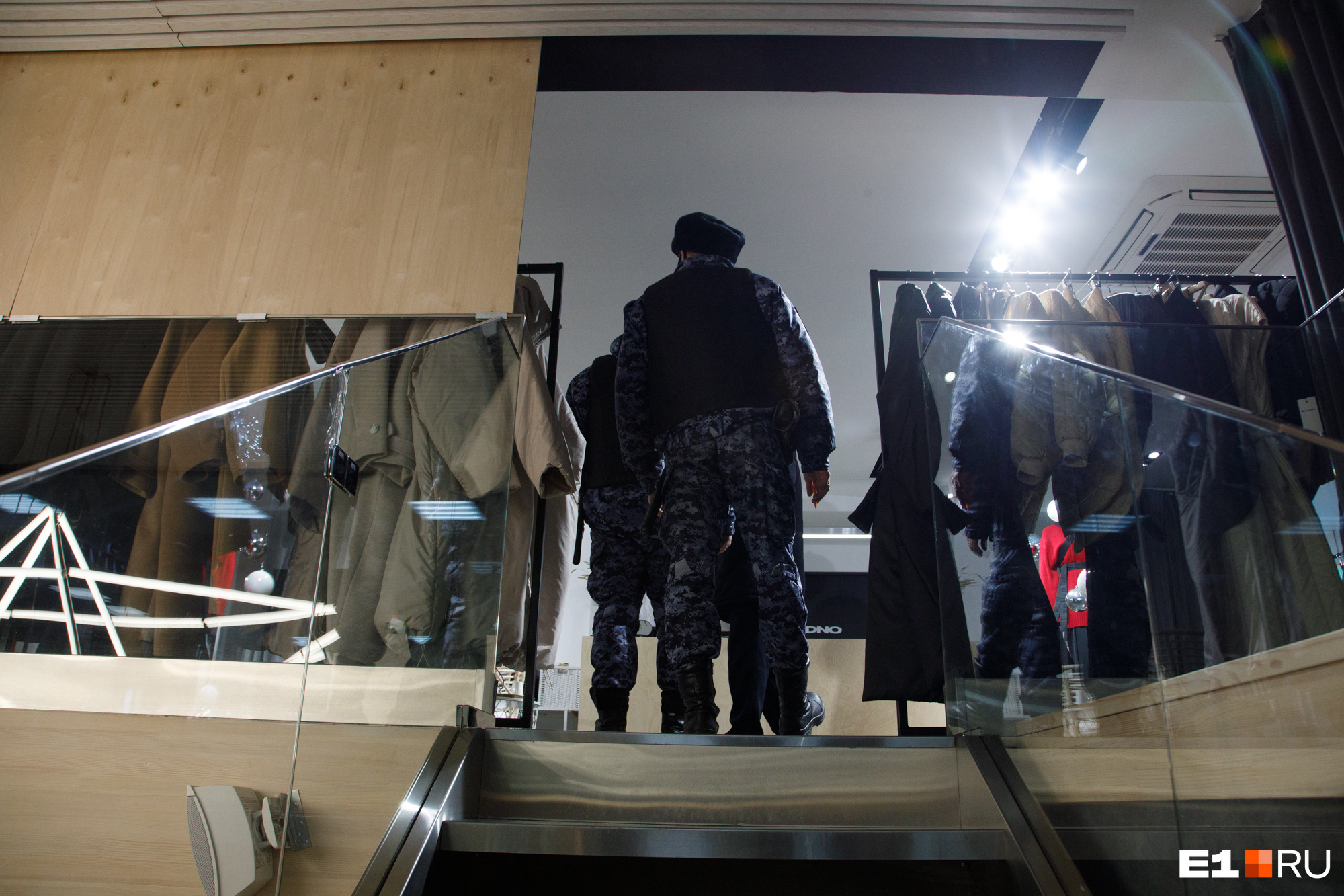 Преступный промысел. Ограбление магазина. Русские солдаты грабят магазины. Дети грабят магазин. Российские военные грабят магазины в Украине.